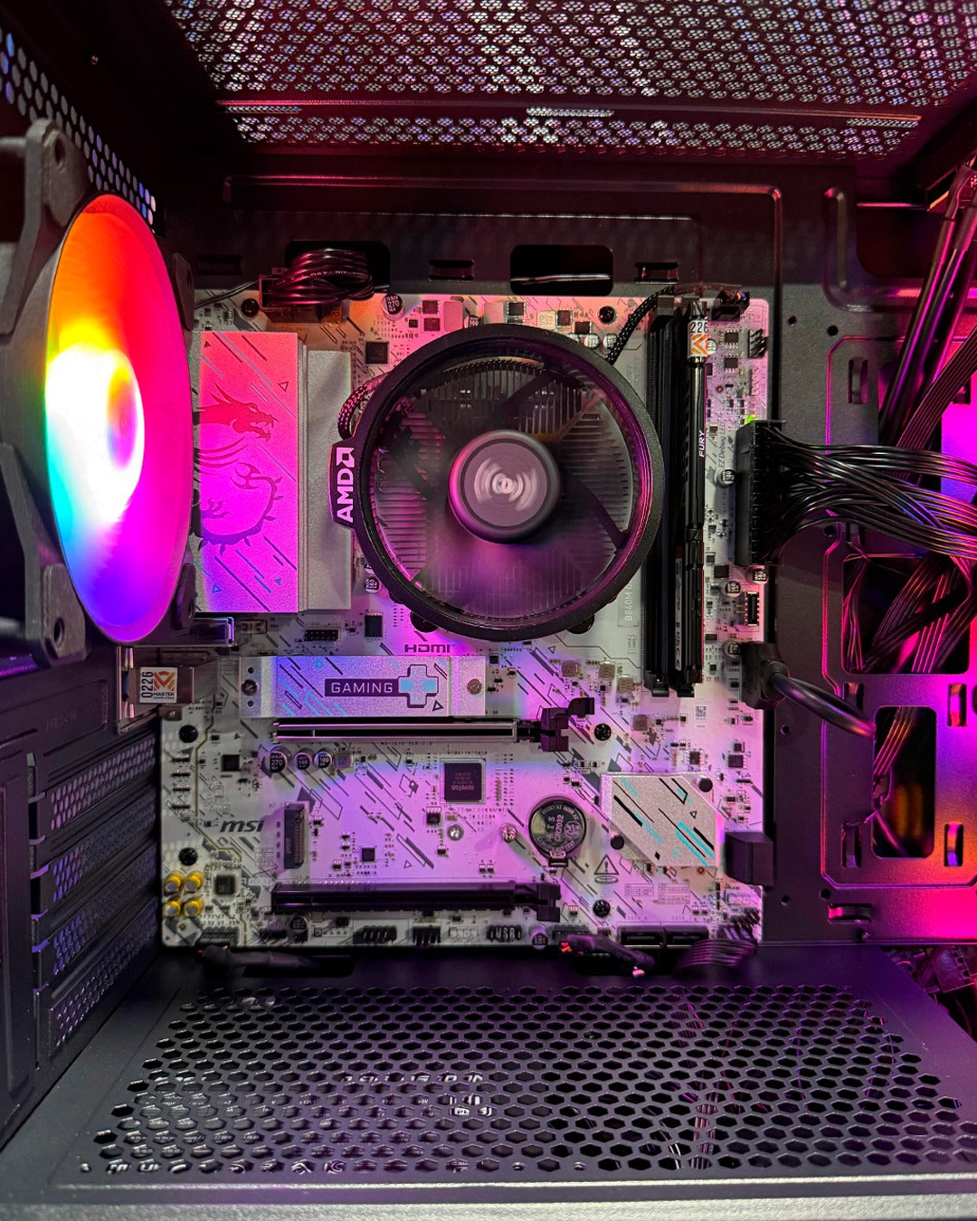 Combo Stinger: Ryzen 5 8500G - Board B840M Wifi6 - RAM DDR5 16GB - M.2 1TB - MSI MAG - Monitor 24' 144Hz MSI - Teclado y mouse MSI