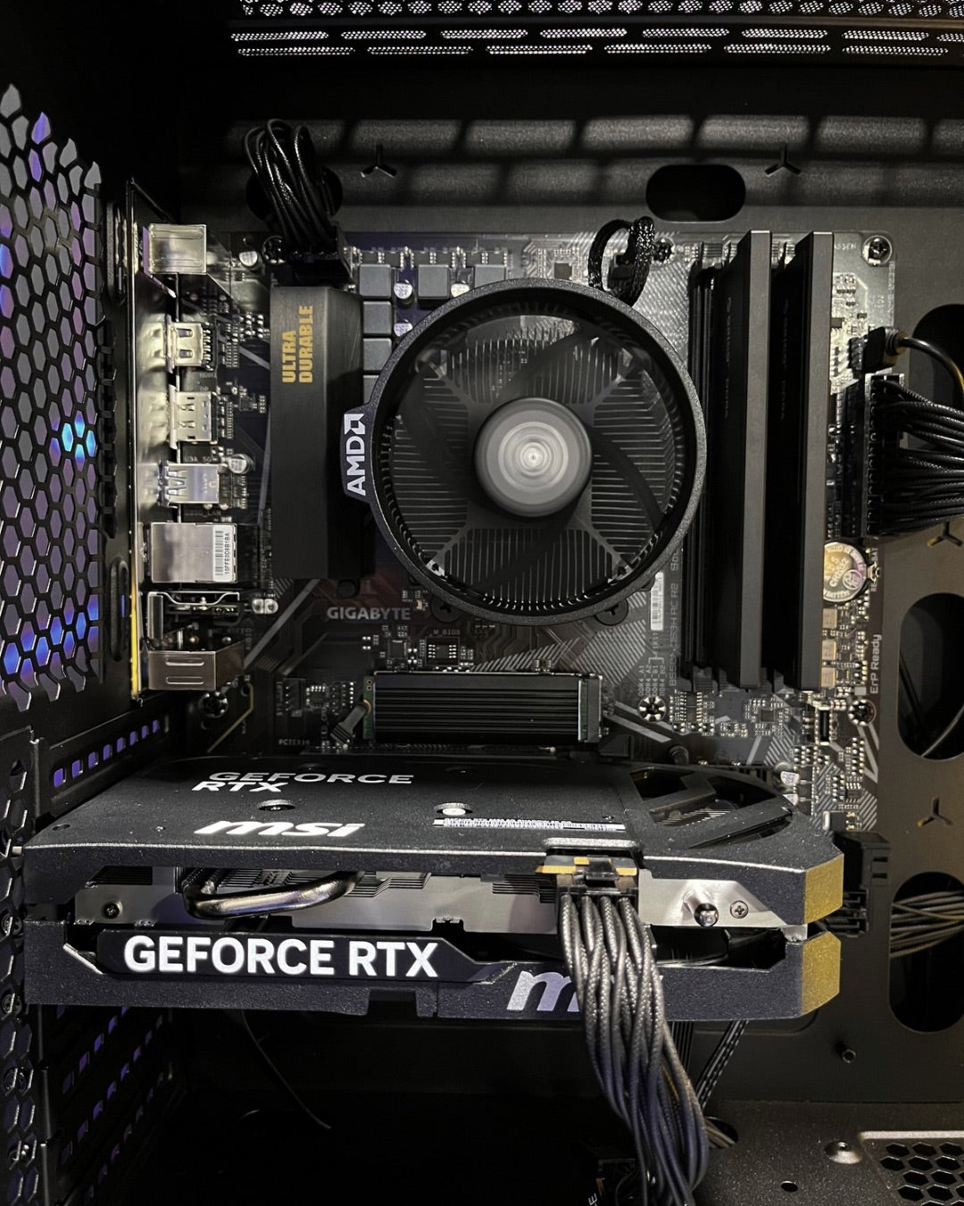 Combo Storm: Ryzen 5 5500 - Board B550M WIFI - RAM 16GB - M.2 512GB - RTX 5050 8GB - 650W 80+ White - Monitor 24' 100Hz 1ms - Combo teclado y mouse