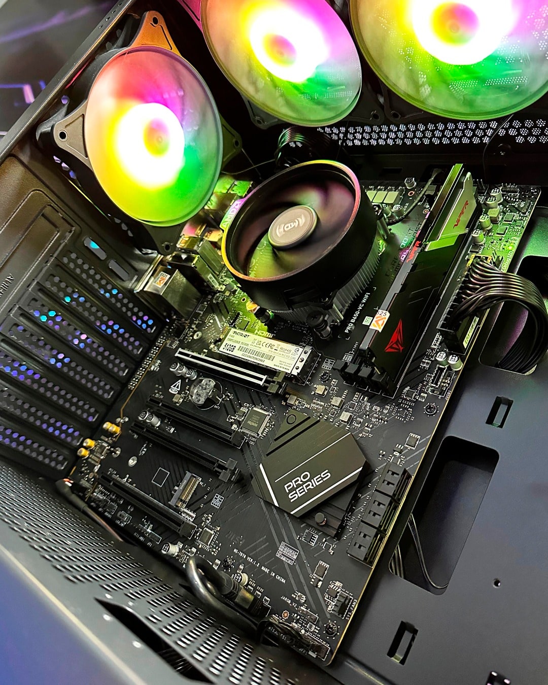 PC COMBO BLAZE/ Ryzen 5 8600G-B650-RAM16GB-SSD512GB /Monitor 24"/Teclado y Mouse RGB