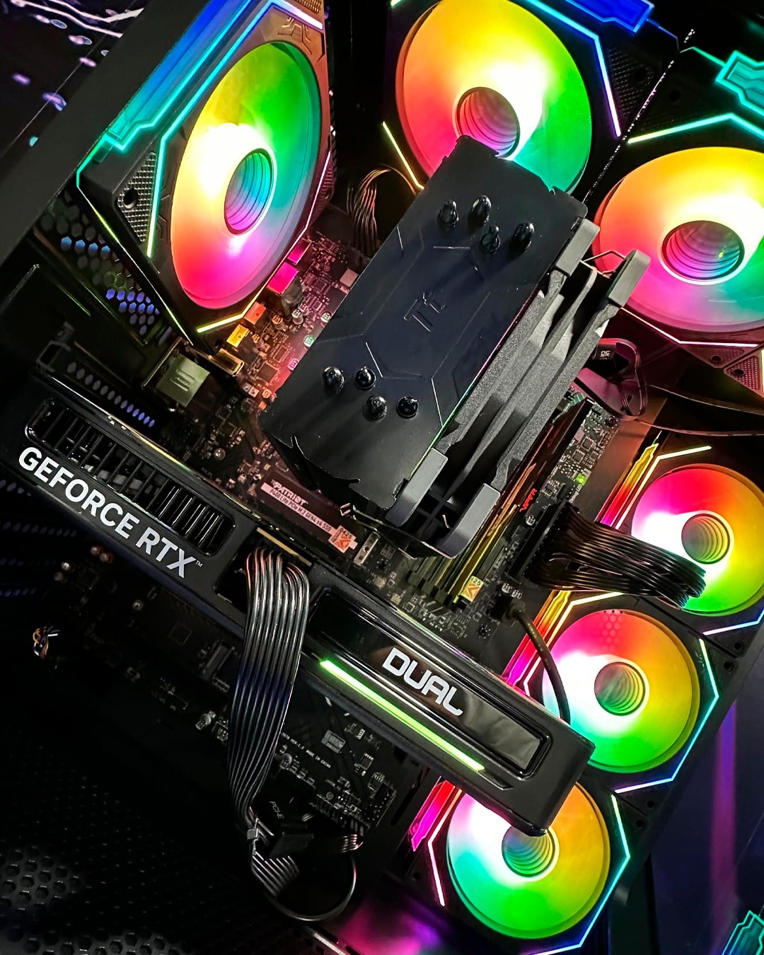PC COMBO VOLD/ Ryzen 5 7600-UX200-RAM16GB-SSD1TB-RTX5060 8GB/ Monitor 25"/ Teclado y Mouse RGB