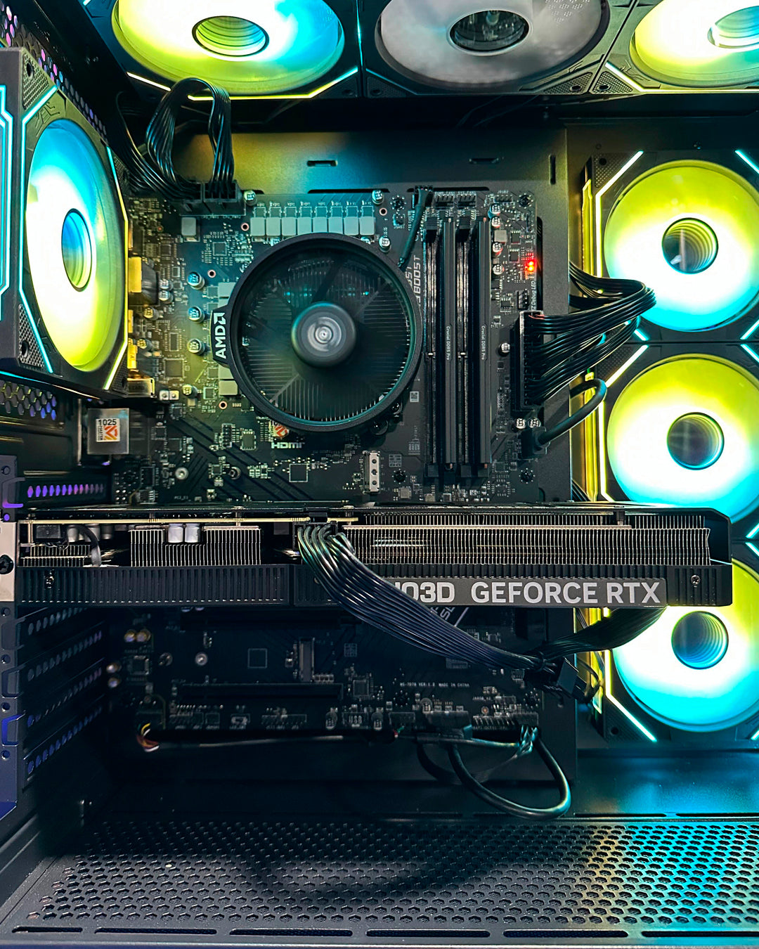 Torre Thunder: Ryzen 5 7600 - Board B650 Pro WIFI - 16GB DDR5 - M.2 1TB - 700W 80+ Bronze