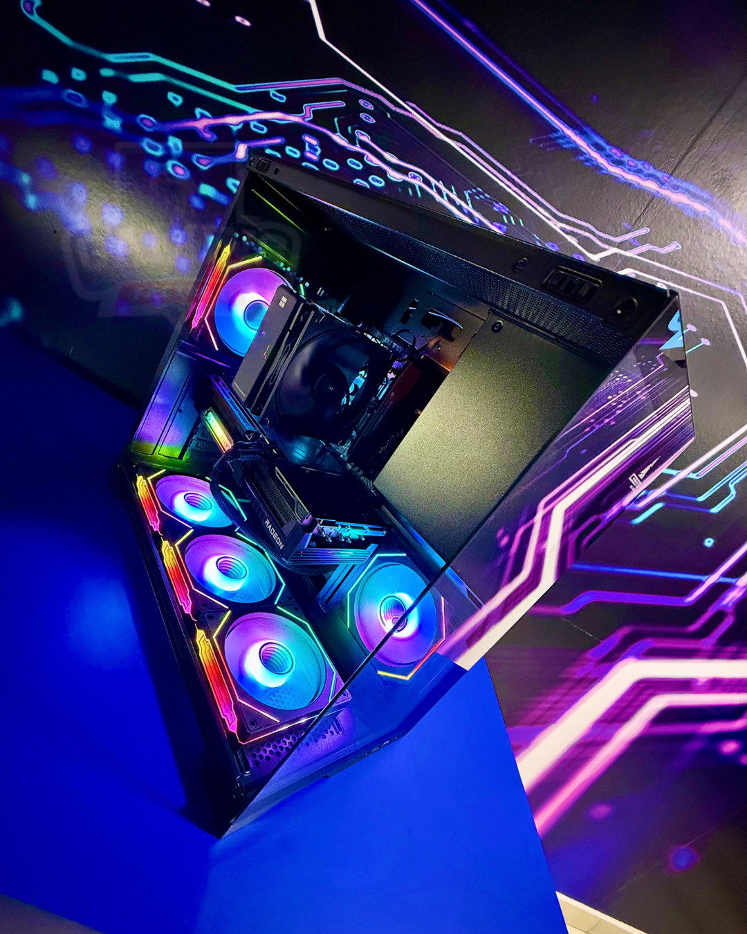 Torre Carbon: Ryzen 5 9600X - Cooler con pantalla - Board B650M WIFI - 16GB DDR5 - M.2 512GB - RX 9070 12GB - 750W Bronze - Chasis Crystal Pulse