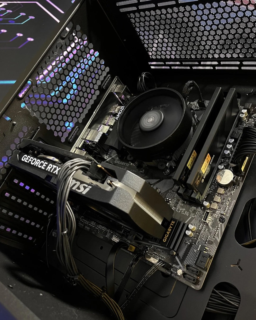 Combo Storm: Ryzen 5 5500 - Board B550M WIFI - RAM 16GB - M.2 512GB - RTX 5050 8GB - 650W 80+ White - Monitor 24' 100Hz 1ms - Combo teclado y mouse